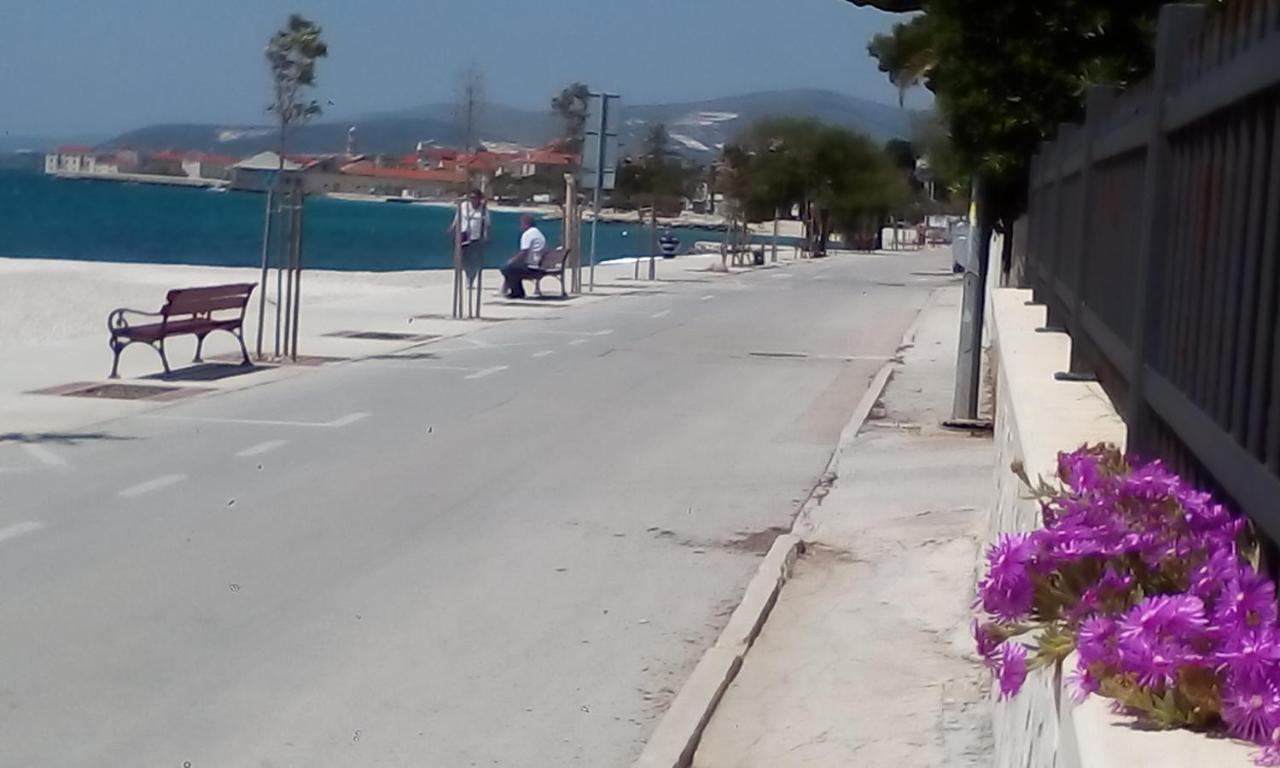 Apartman Ll S Pogledom I Izmedu Splita I Trogira Su Kastela Dalmacija Hrvatska Exterior photo