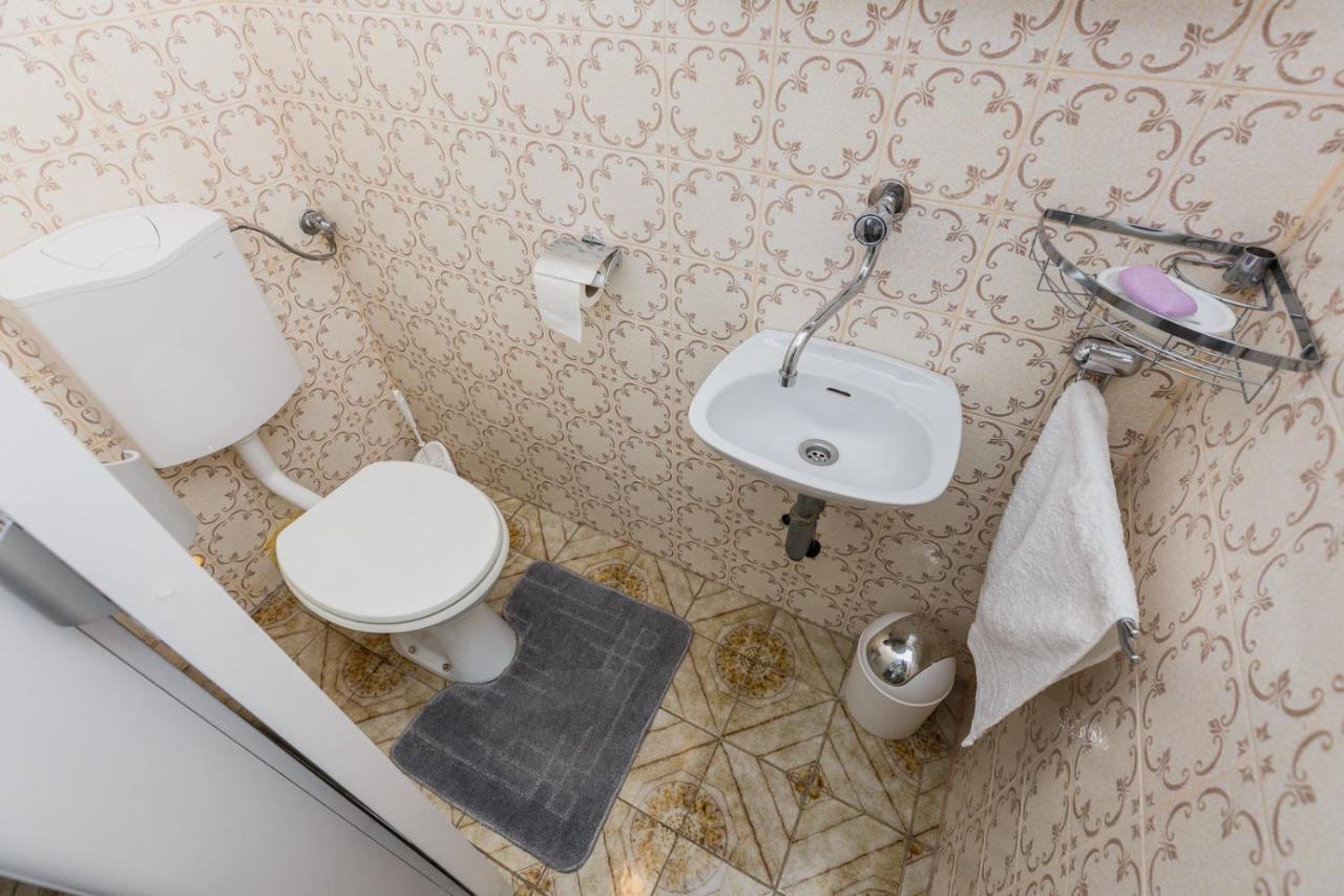 Apartman Ll S Pogledom I Izmedu Splita I Trogira Su Kastela Dalmacija Hrvatska Exterior photo