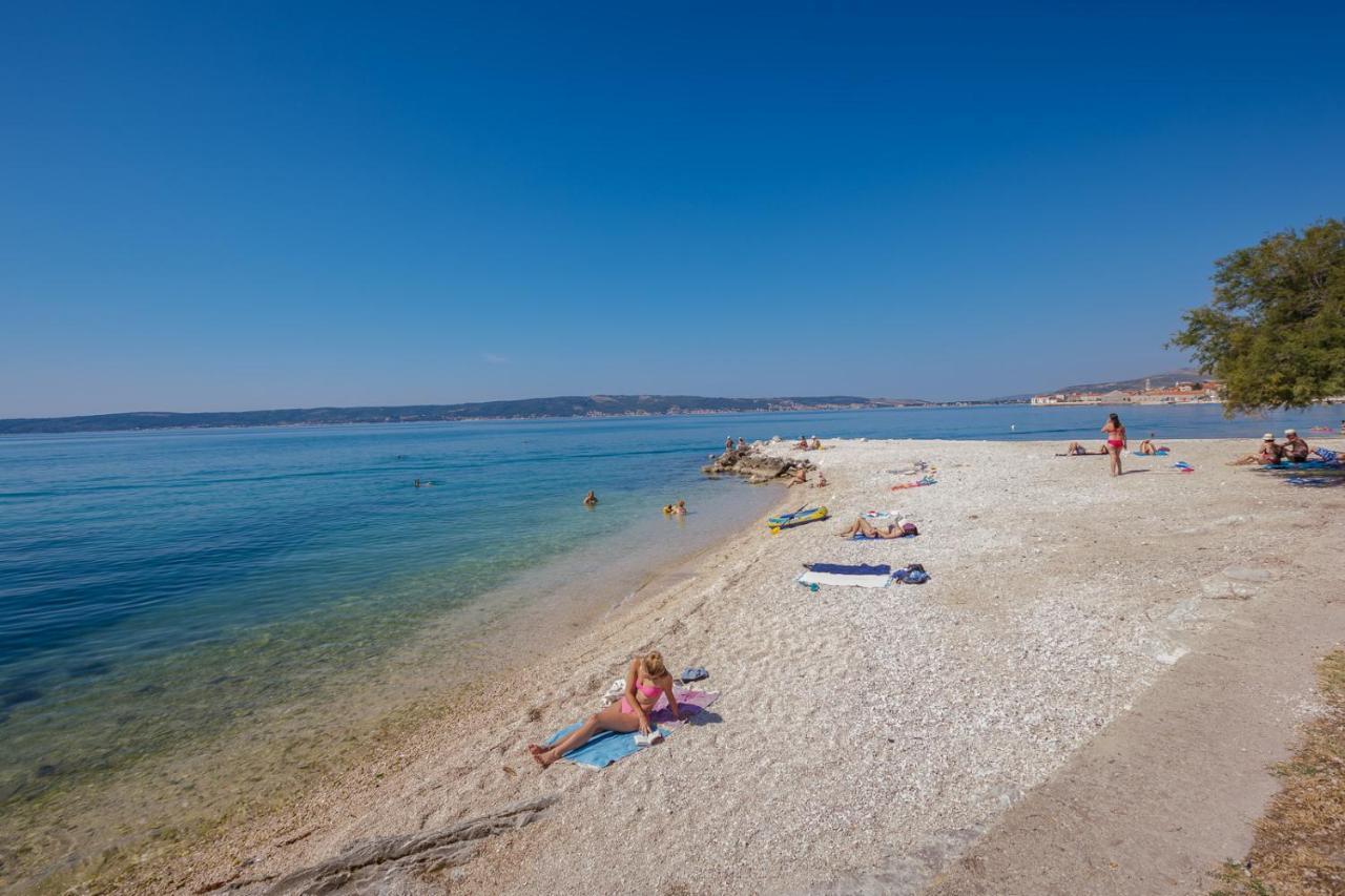 Apartman Ll S Pogledom I Izmedu Splita I Trogira Su Kastela Dalmacija Hrvatska Exterior photo