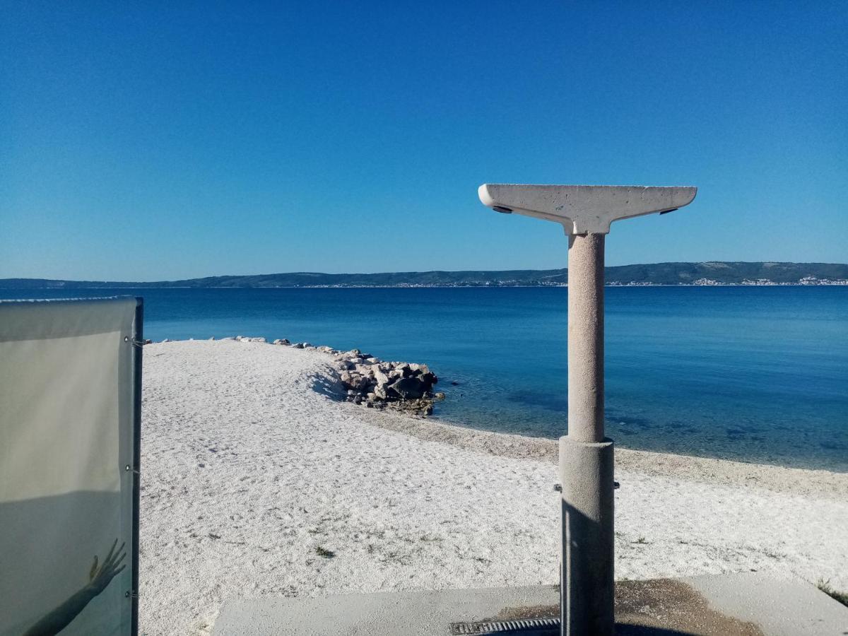 Apartman Ll S Pogledom I Izmedu Splita I Trogira Su Kastela Dalmacija Hrvatska Exterior photo