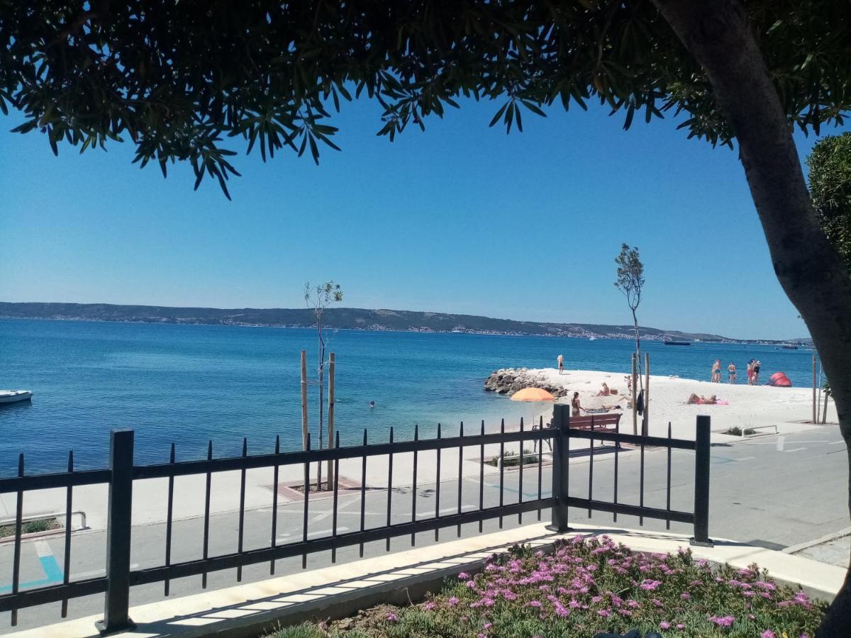 Apartman Ll S Pogledom I Izmedu Splita I Trogira Su Kastela Dalmacija Hrvatska Exterior photo