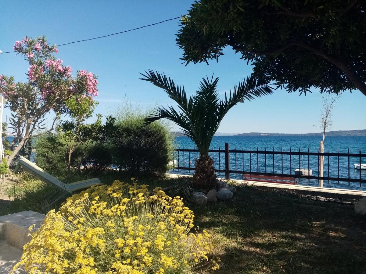 Apartman Ll S Pogledom I Izmedu Splita I Trogira Su Kastela Dalmacija Hrvatska Exterior photo