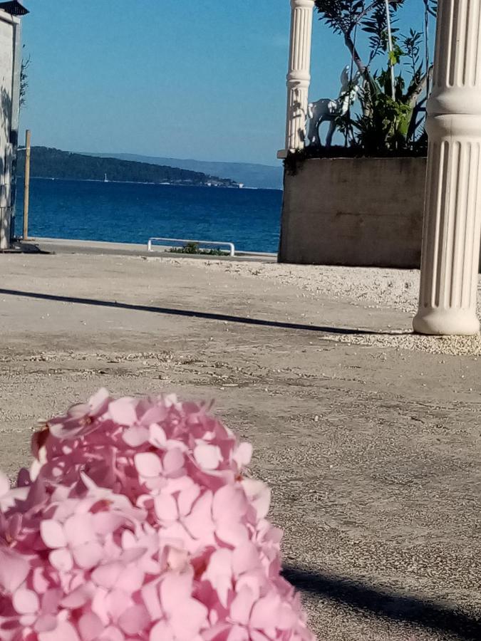 Apartman Ll S Pogledom I Izmedu Splita I Trogira Su Kastela Dalmacija Hrvatska Exterior photo