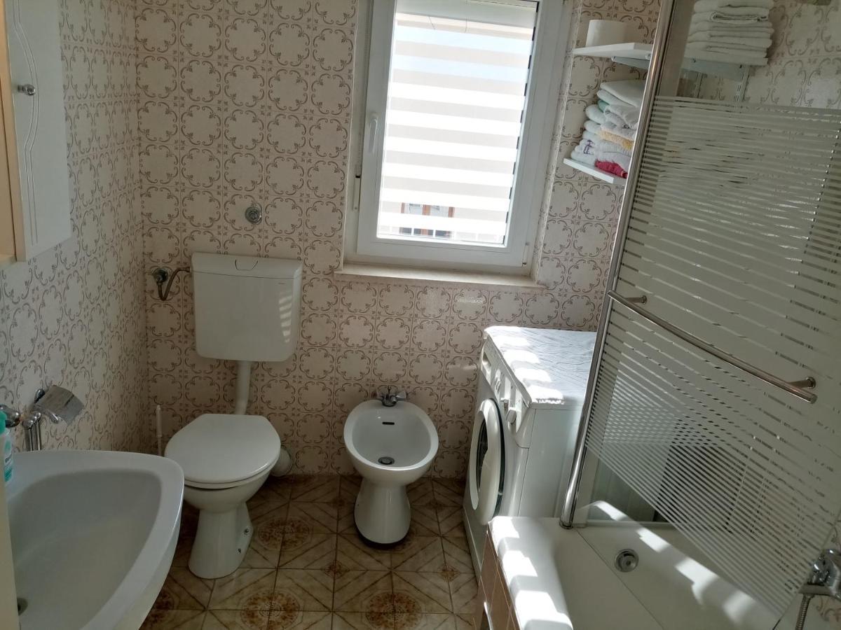 Apartman Ll S Pogledom I Izmedu Splita I Trogira Su Kastela Dalmacija Hrvatska Exterior photo