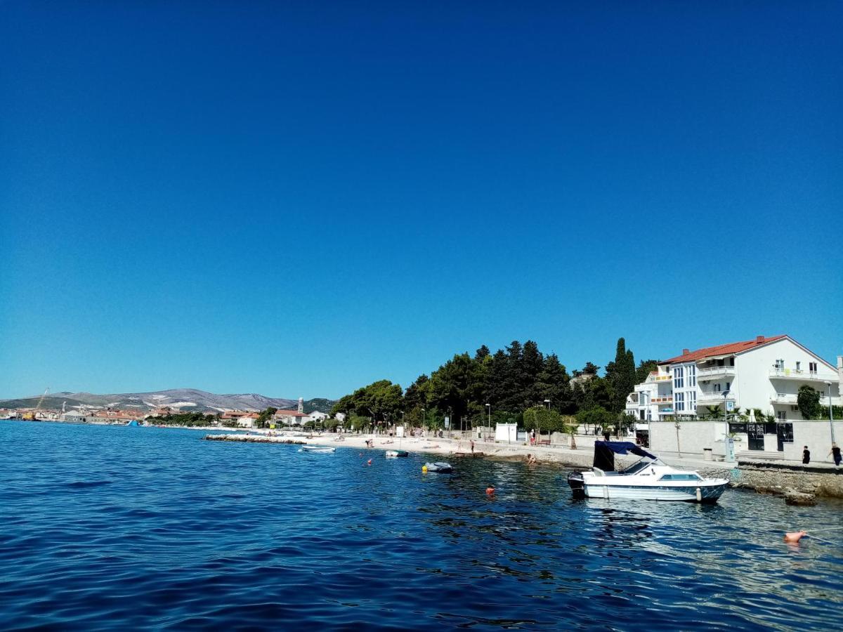 Apartman Ll S Pogledom I Izmedu Splita I Trogira Su Kastela Dalmacija Hrvatska Exterior photo