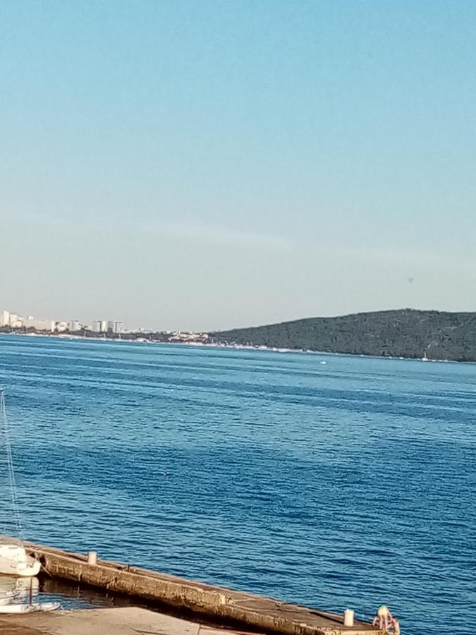 Apartman Ll S Pogledom I Izmedu Splita I Trogira Su Kastela Dalmacija Hrvatska Exterior photo