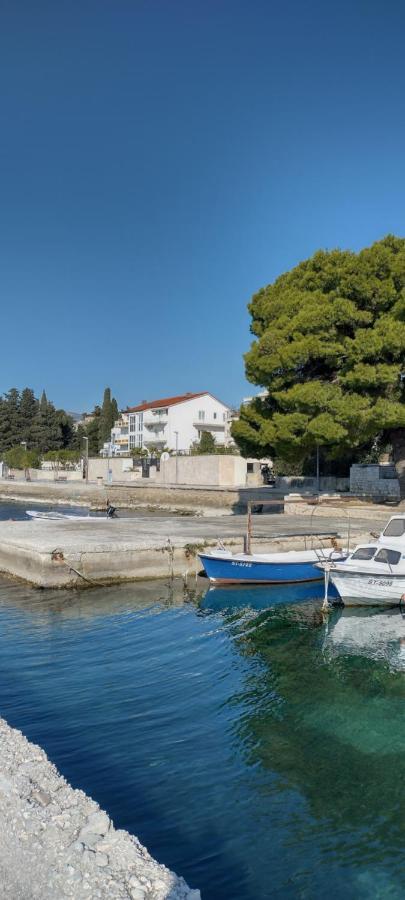 Apartman Ll S Pogledom I Izmedu Splita I Trogira Su Kastela Dalmacija Hrvatska Exterior photo