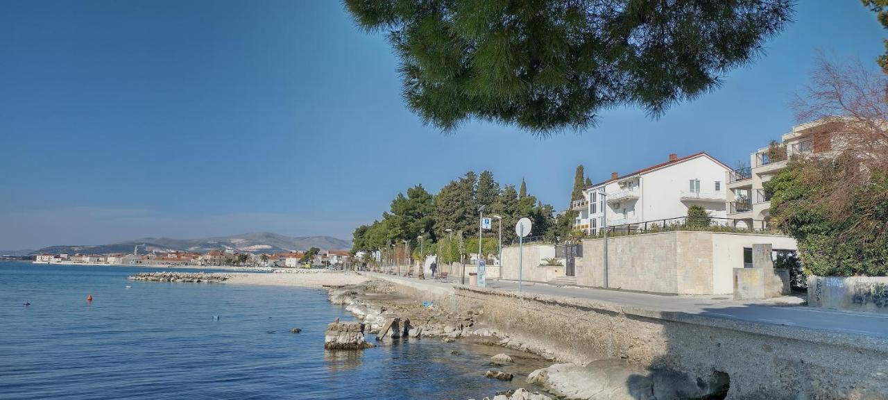 Apartman Ll S Pogledom I Izmedu Splita I Trogira Su Kastela Dalmacija Hrvatska Exterior photo
