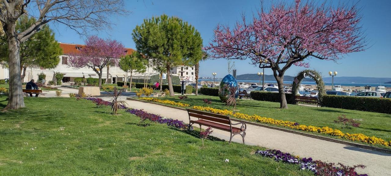 Apartman Ll S Pogledom I Izmedu Splita I Trogira Su Kastela Dalmacija Hrvatska Exterior photo