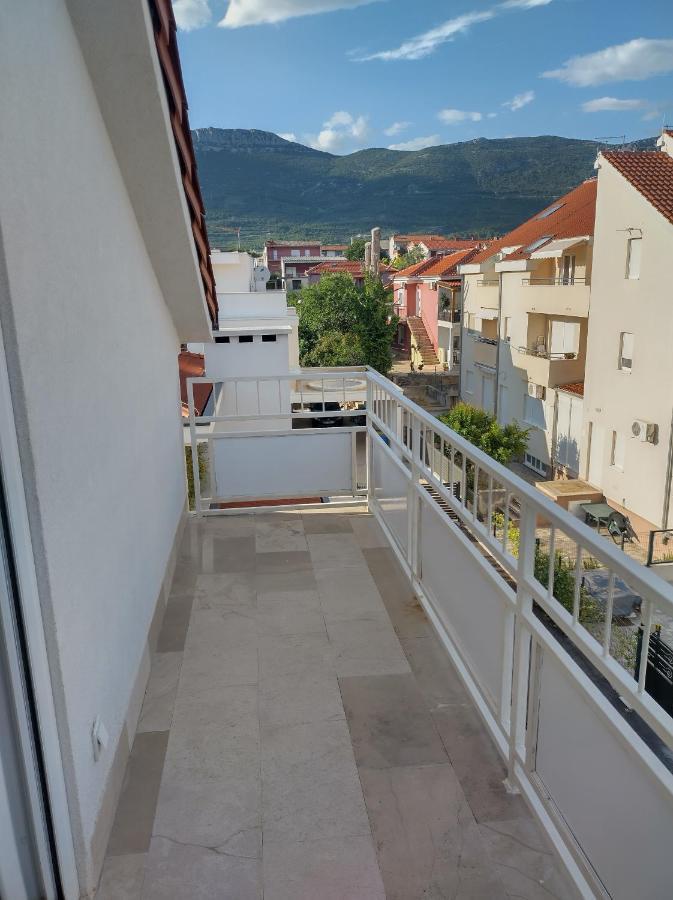 Apartman Ll S Pogledom I Izmedu Splita I Trogira Su Kastela Dalmacija Hrvatska Exterior photo