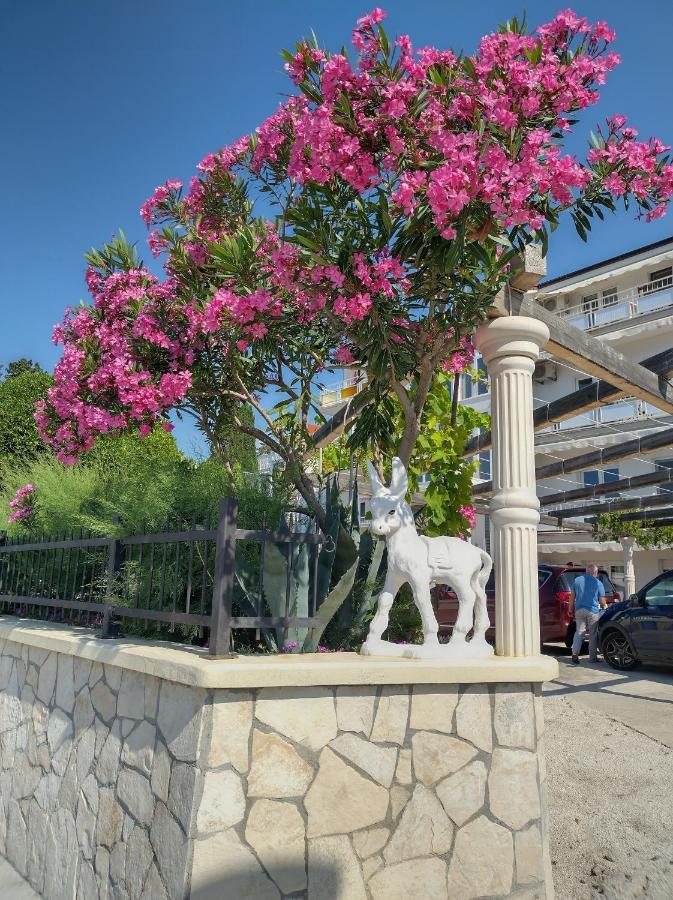 Apartman Ll S Pogledom I Izmedu Splita I Trogira Su Kastela Dalmacija Hrvatska Exterior photo
