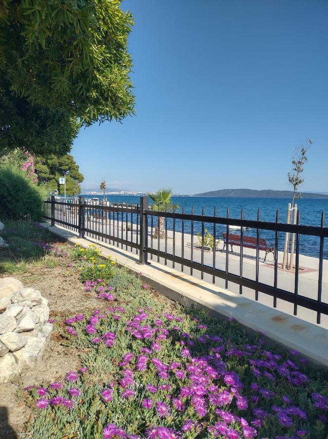 Apartman Ll S Pogledom I Izmedu Splita I Trogira Su Kastela Dalmacija Hrvatska Exterior photo