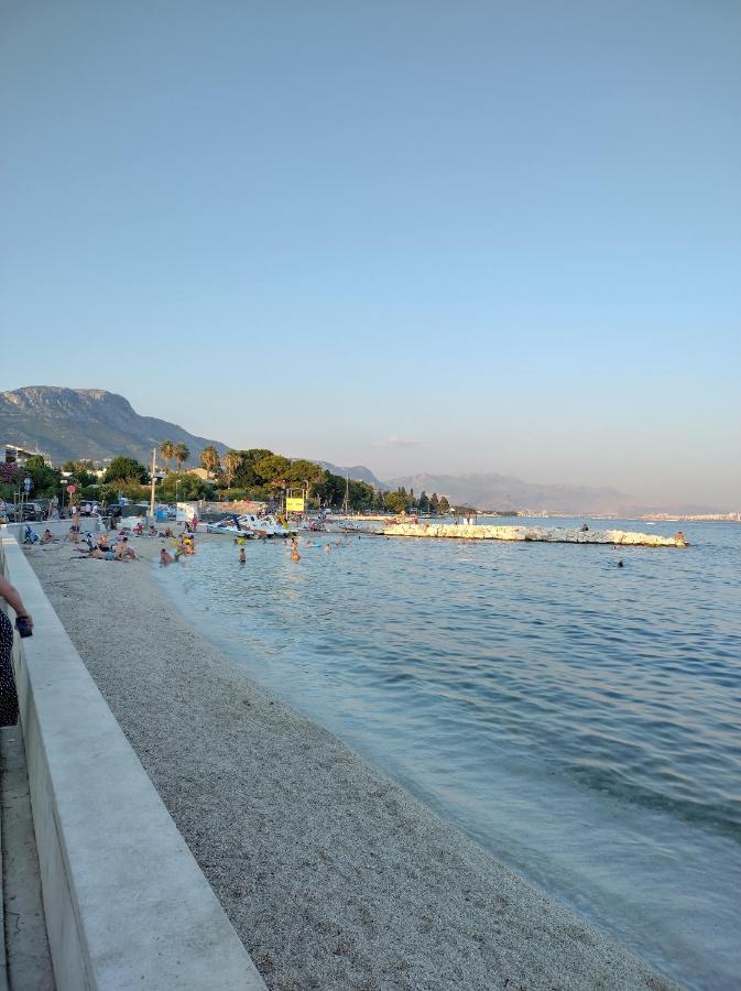 Apartman Ll S Pogledom I Izmedu Splita I Trogira Su Kastela Dalmacija Hrvatska Exterior photo