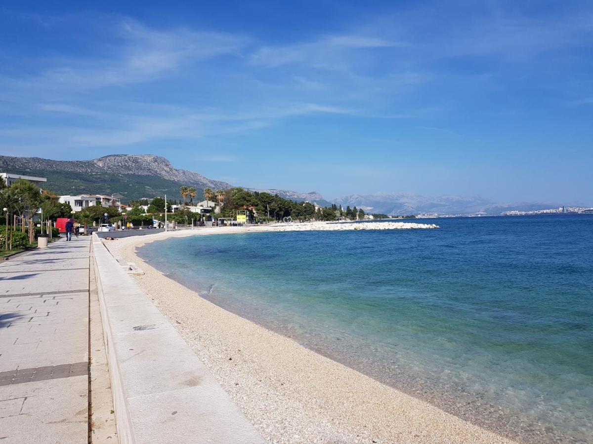 Apartman Ll S Pogledom I Izmedu Splita I Trogira Su Kastela Dalmacija Hrvatska Exterior photo