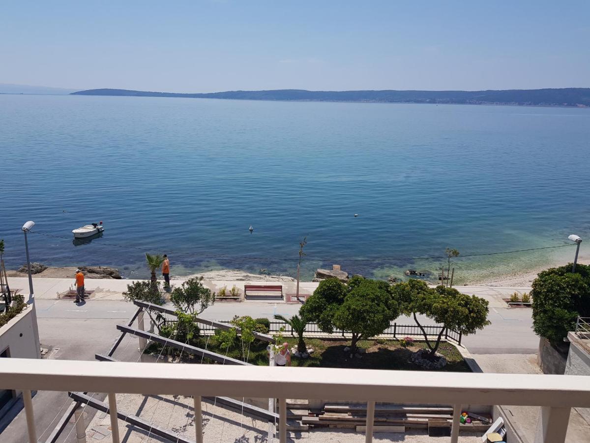 Apartman Ll S Pogledom I Izmedu Splita I Trogira Su Kastela Dalmacija Hrvatska Exterior photo