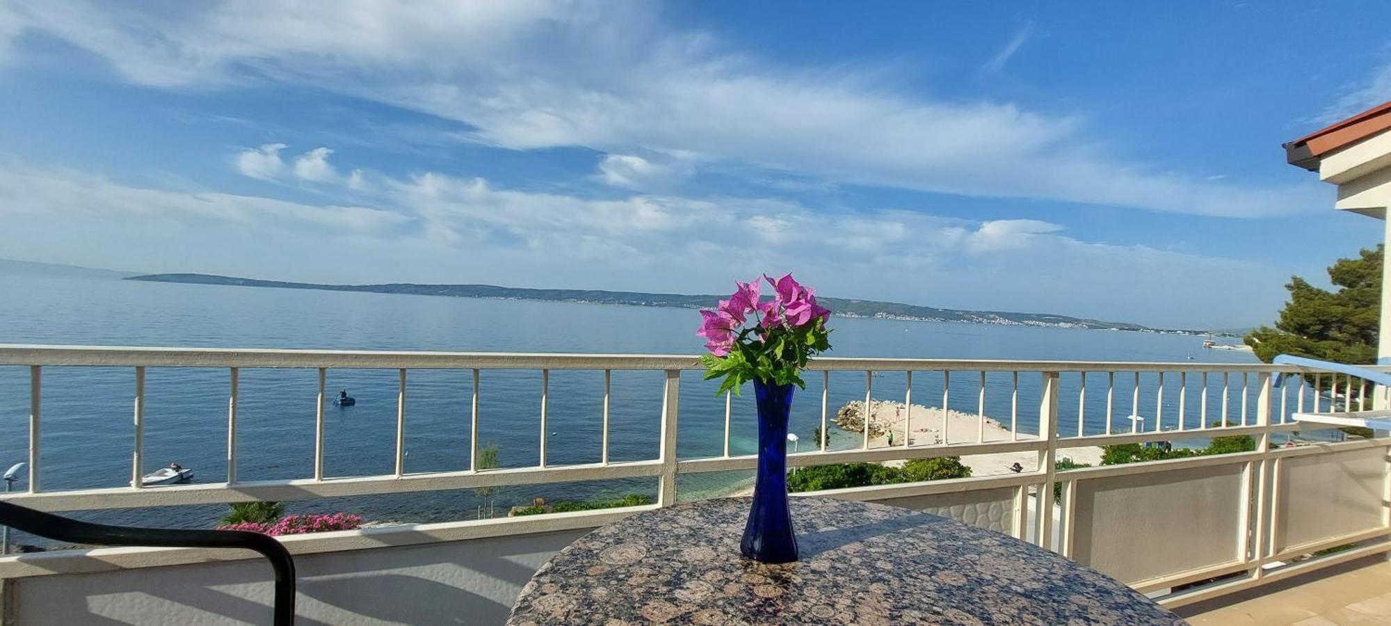 Apartman Ll S Pogledom I Izmedu Splita I Trogira Su Kastela Dalmacija Hrvatska Exterior photo