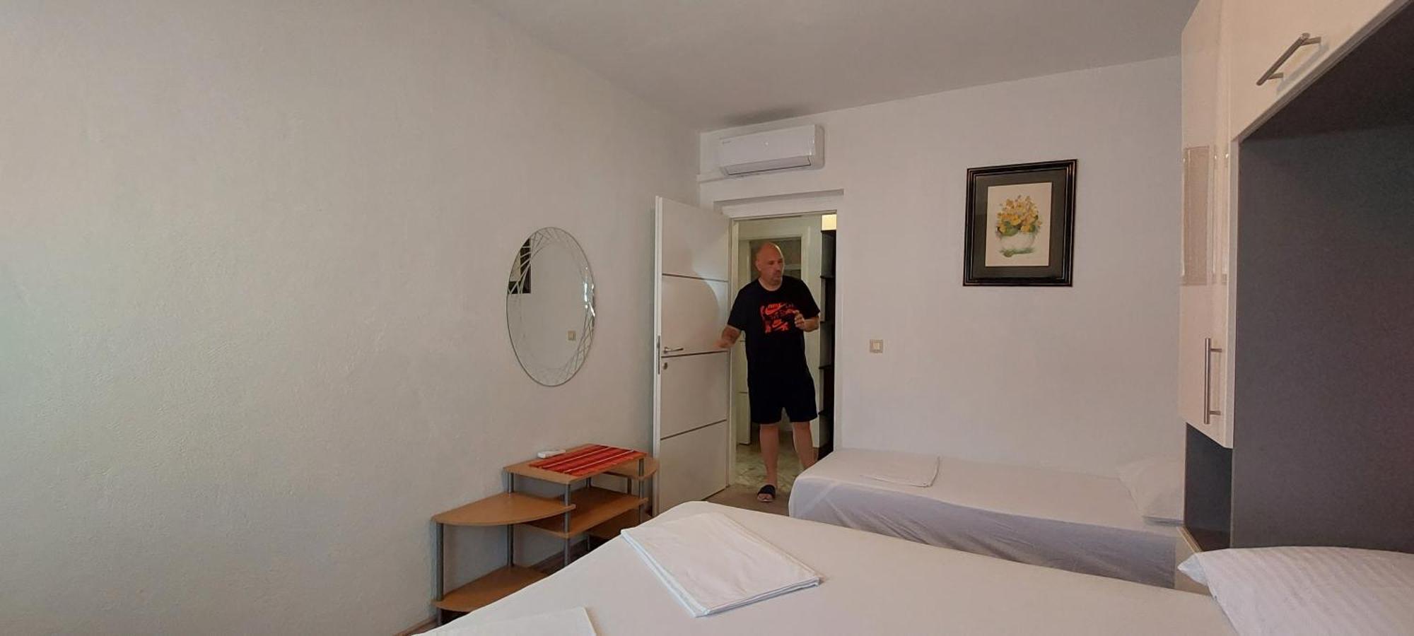 Apartman Ll S Pogledom I Izmedu Splita I Trogira Su Kastela Dalmacija Hrvatska Exterior photo