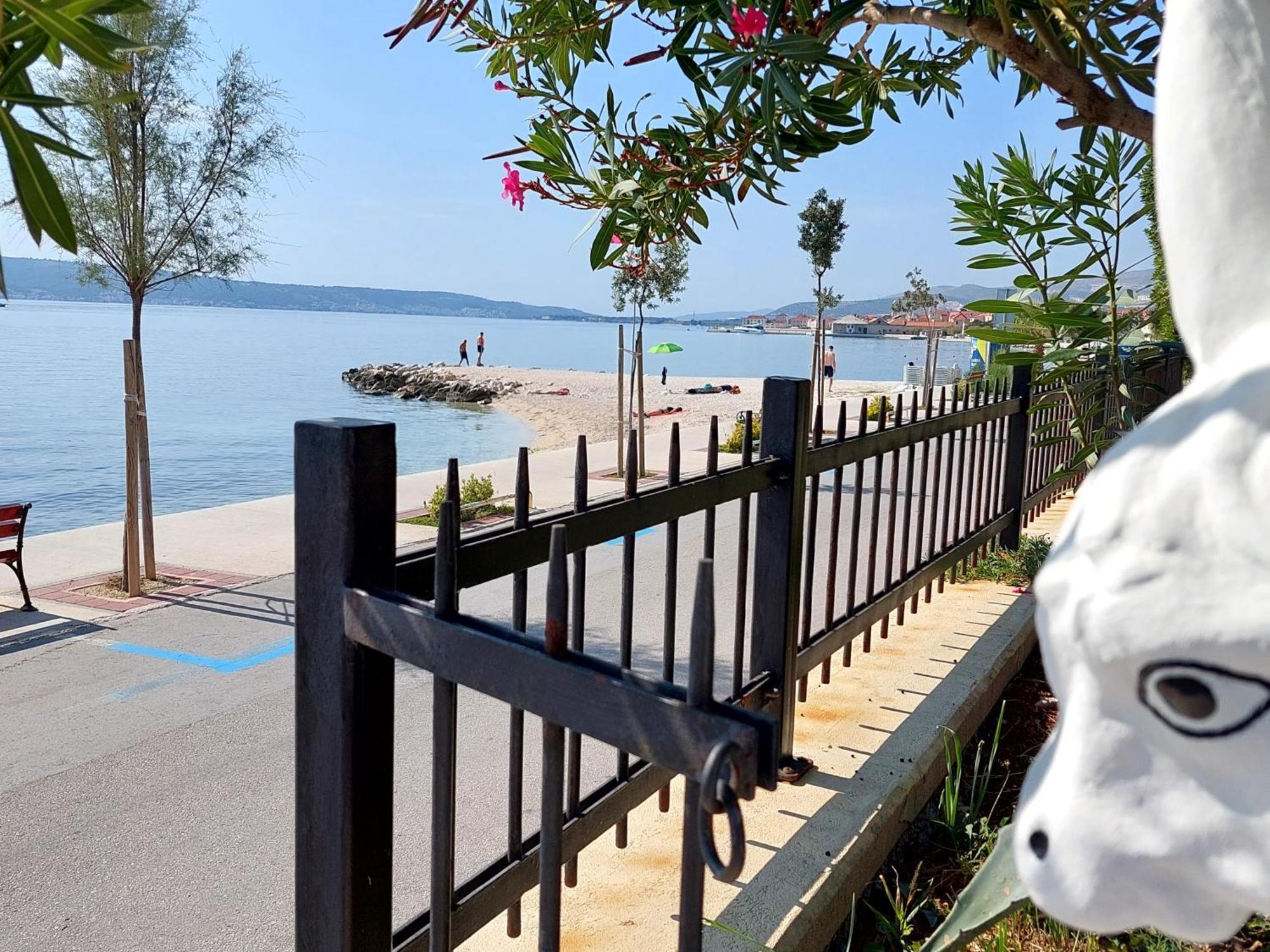 Apartman Ll S Pogledom I Izmedu Splita I Trogira Su Kastela Dalmacija Hrvatska Exterior photo