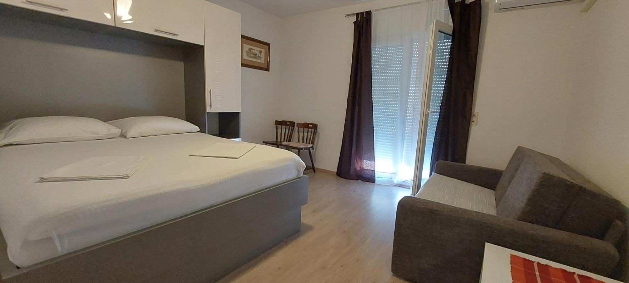 Apartman Ll S Pogledom I Izmedu Splita I Trogira Su Kastela Dalmacija Hrvatska Exterior photo