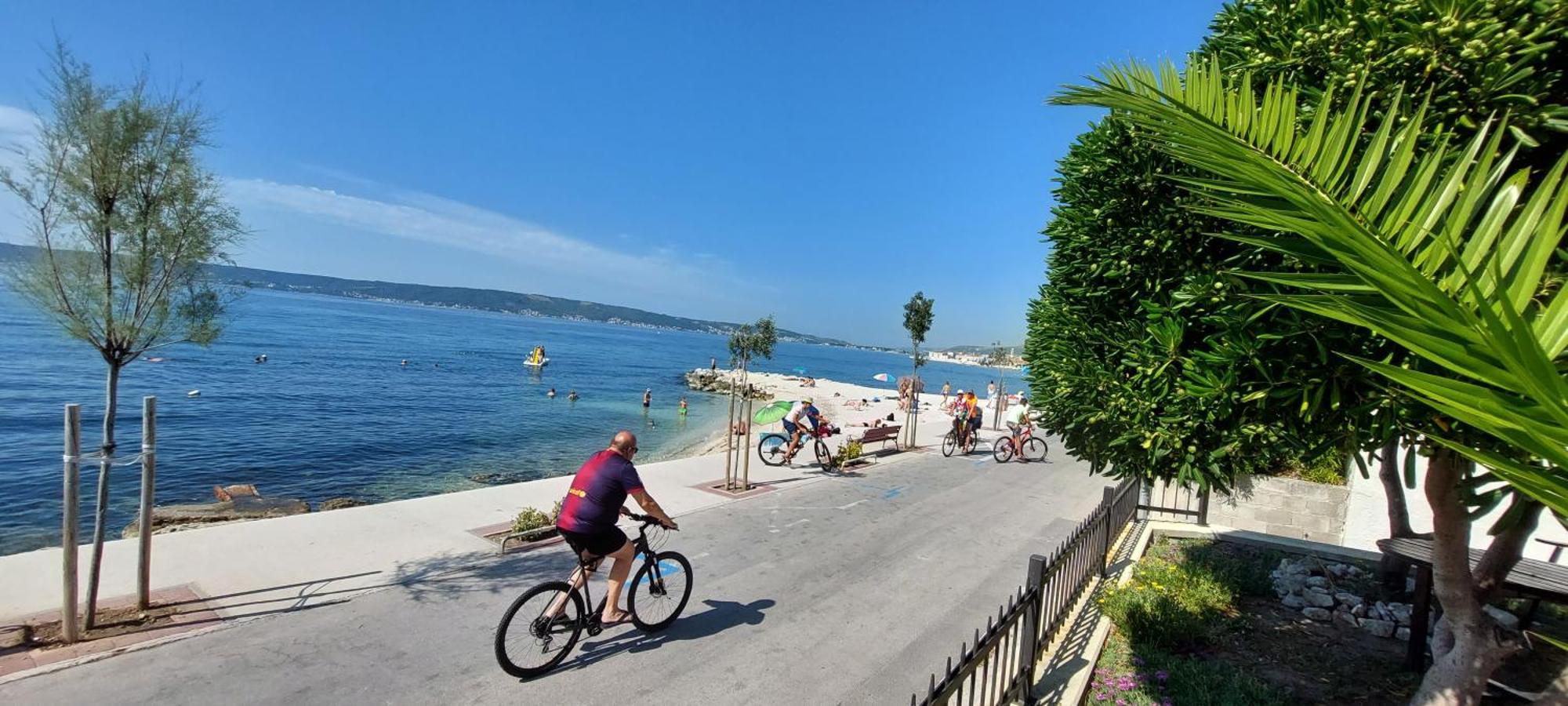 Apartman Ll S Pogledom I Izmedu Splita I Trogira Su Kastela Dalmacija Hrvatska Exterior photo
