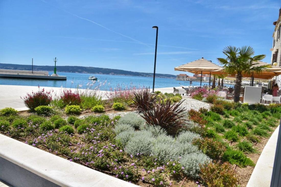 Apartman Ll S Pogledom I Izmedu Splita I Trogira Su Kastela Dalmacija Hrvatska Room photo